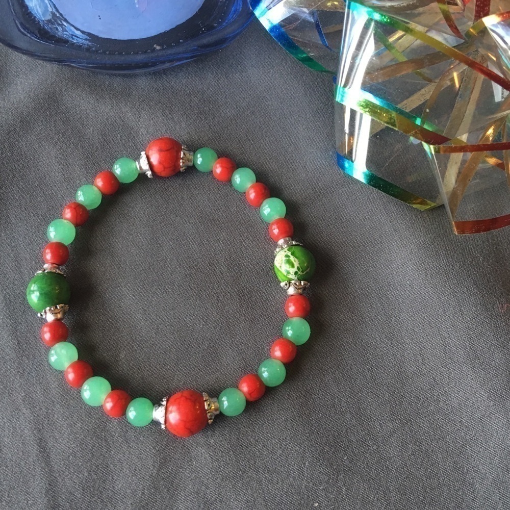 Red and green colored beaded stretch bracelet❤️💚